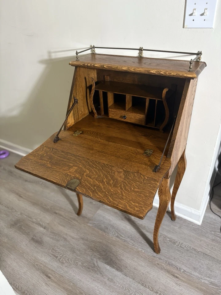 Antiguo escritorio de secretaria frontal con caída de roble Foto 2 de 4