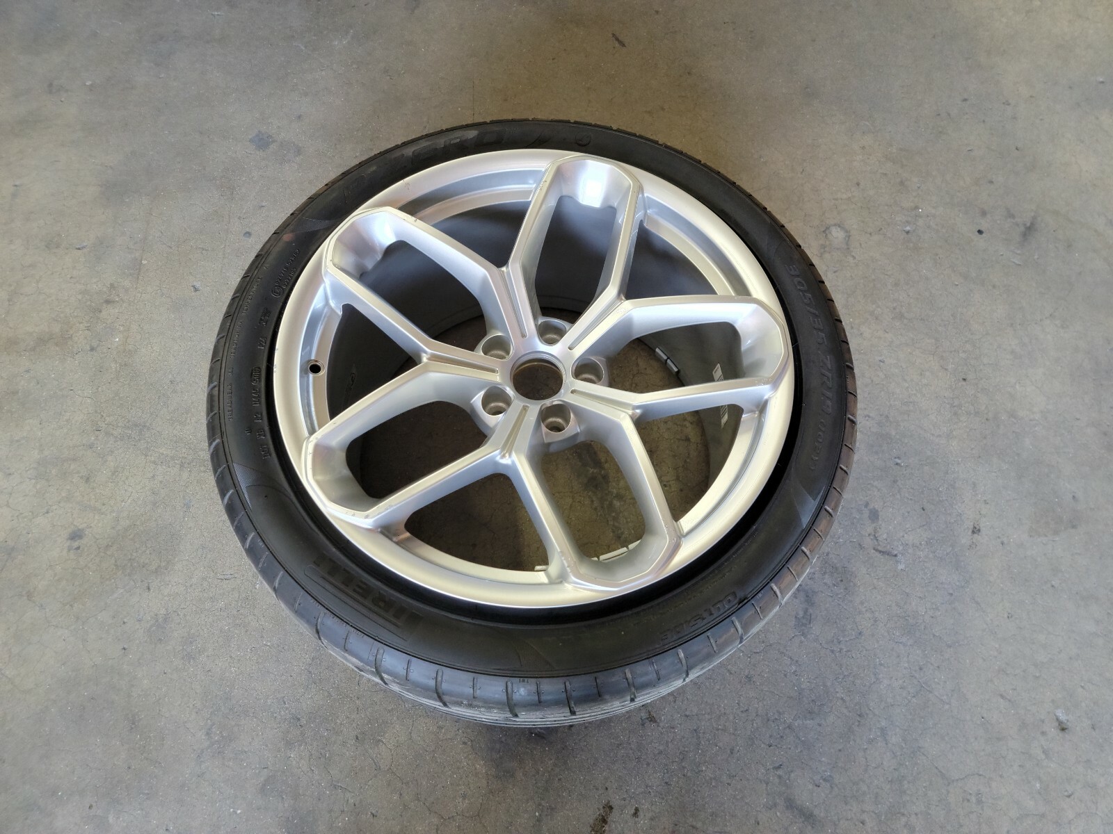 LAMBORGHINI HURACAN LP580 KARI REAR WHEEL RIM WITH TIRE OEM 4T0601017K