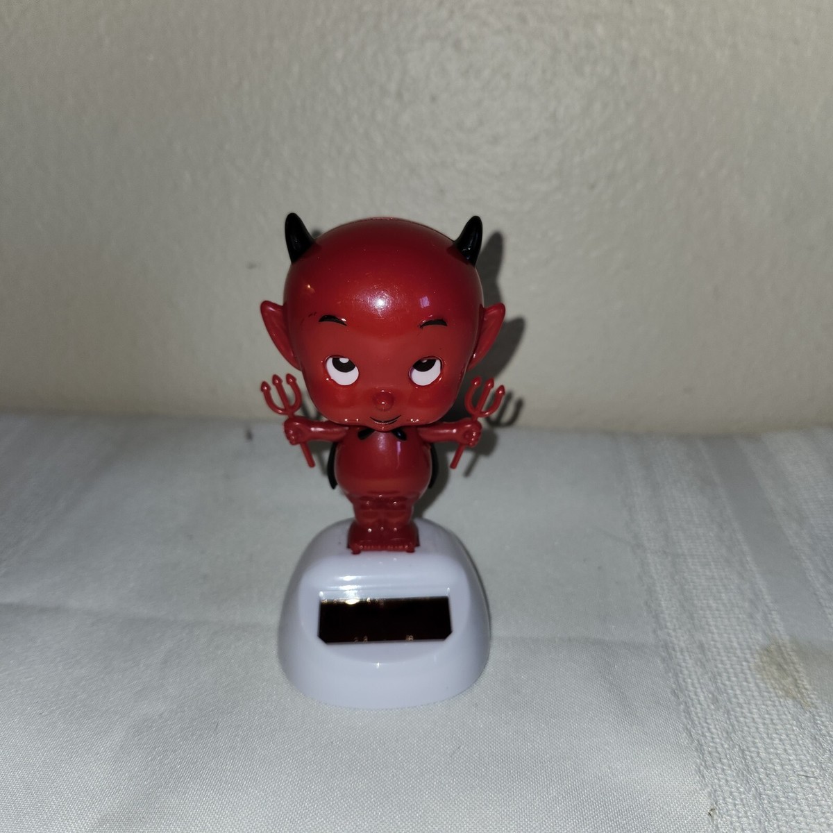 Solar Powered DANCING DEVIL Pitchforks BOBBLEHEAD TOY NEW