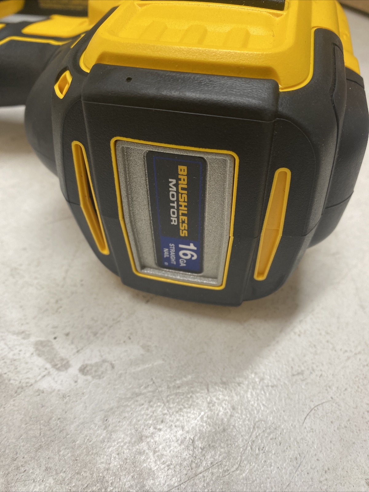 Dewalt DCN662B 20V MAX XR Cordless 16Gauge Straight Finish Nailer