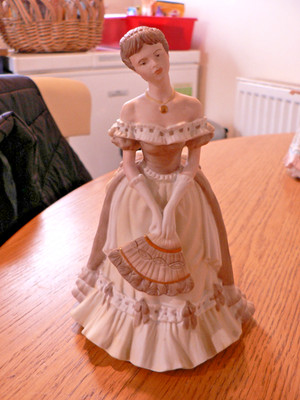 EINE SCHÖNE COALPORT AGE OF ELEGANCE ''SOCIETY DEBUT'' FIGUR