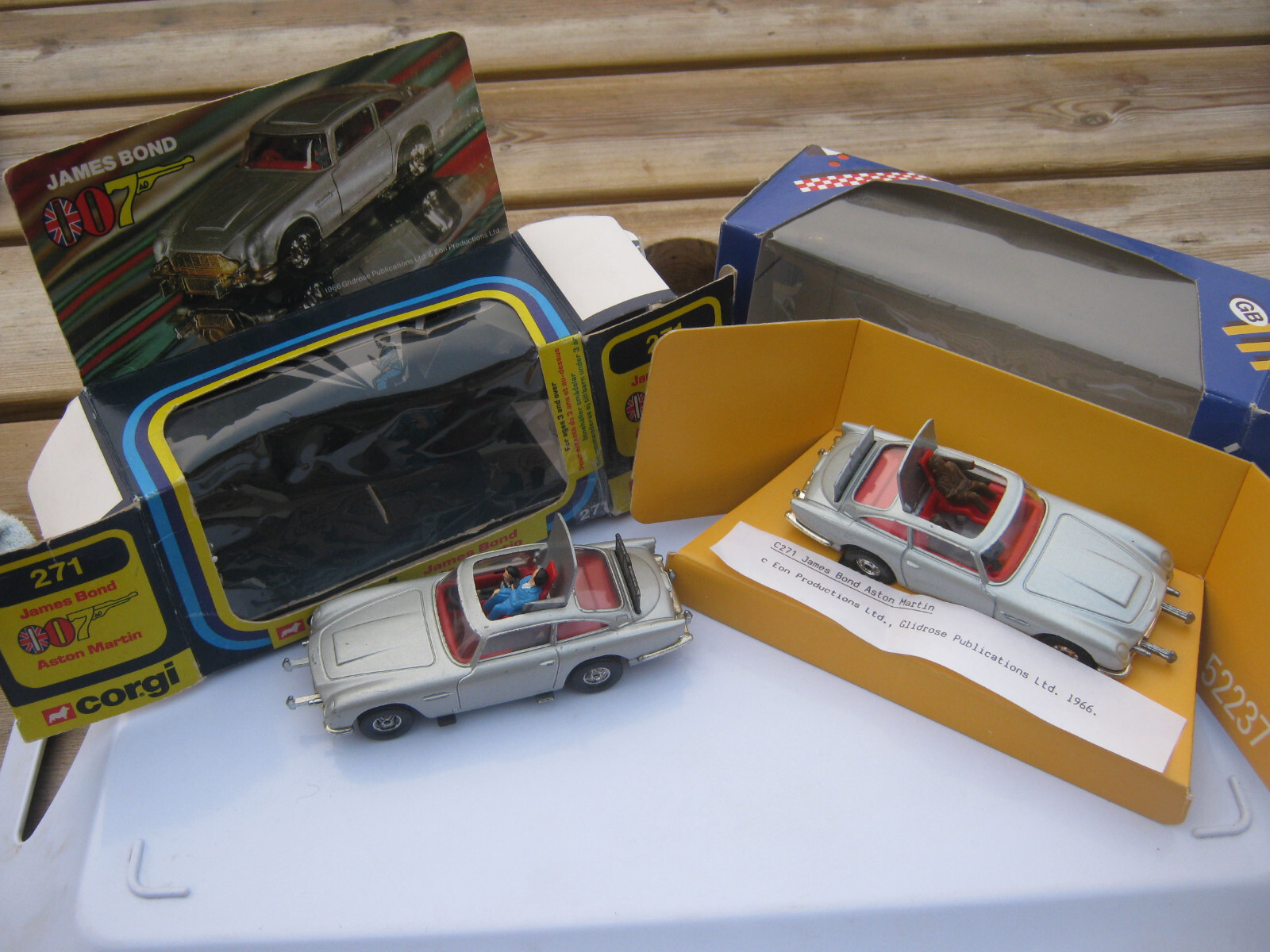 Corgi 271, James Bond Aston Martin - Free Price Guide & Review