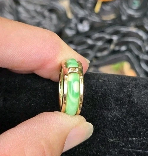 Anillo de Verano Talla 6 Lucite Acrílico Plástico Anillo Verde En Capas Borde Dorado Foto 2 de 4