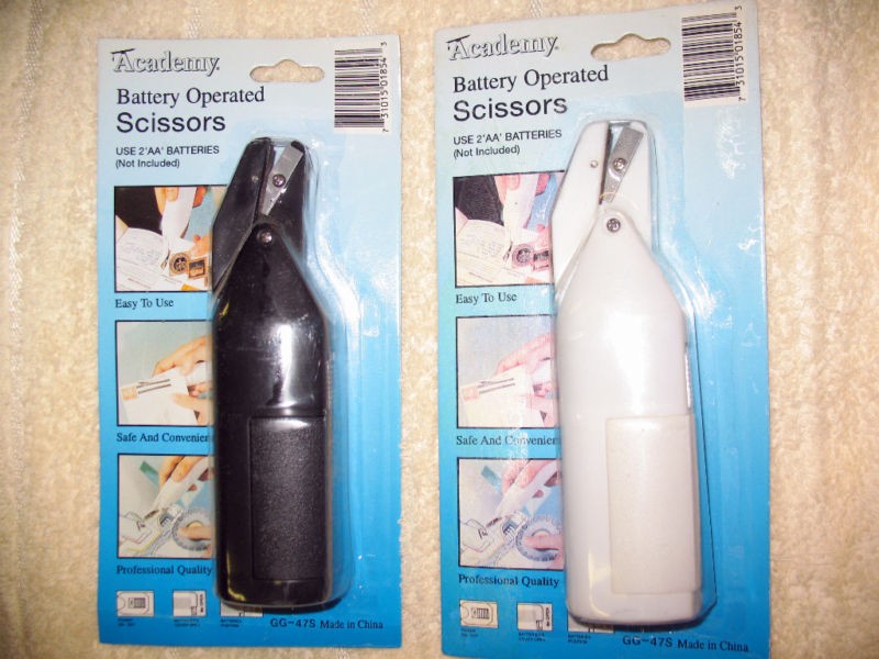 BATT.  OPERATED SCISSORS  FOR YOUR GIFT WRAP AND CRAFTS