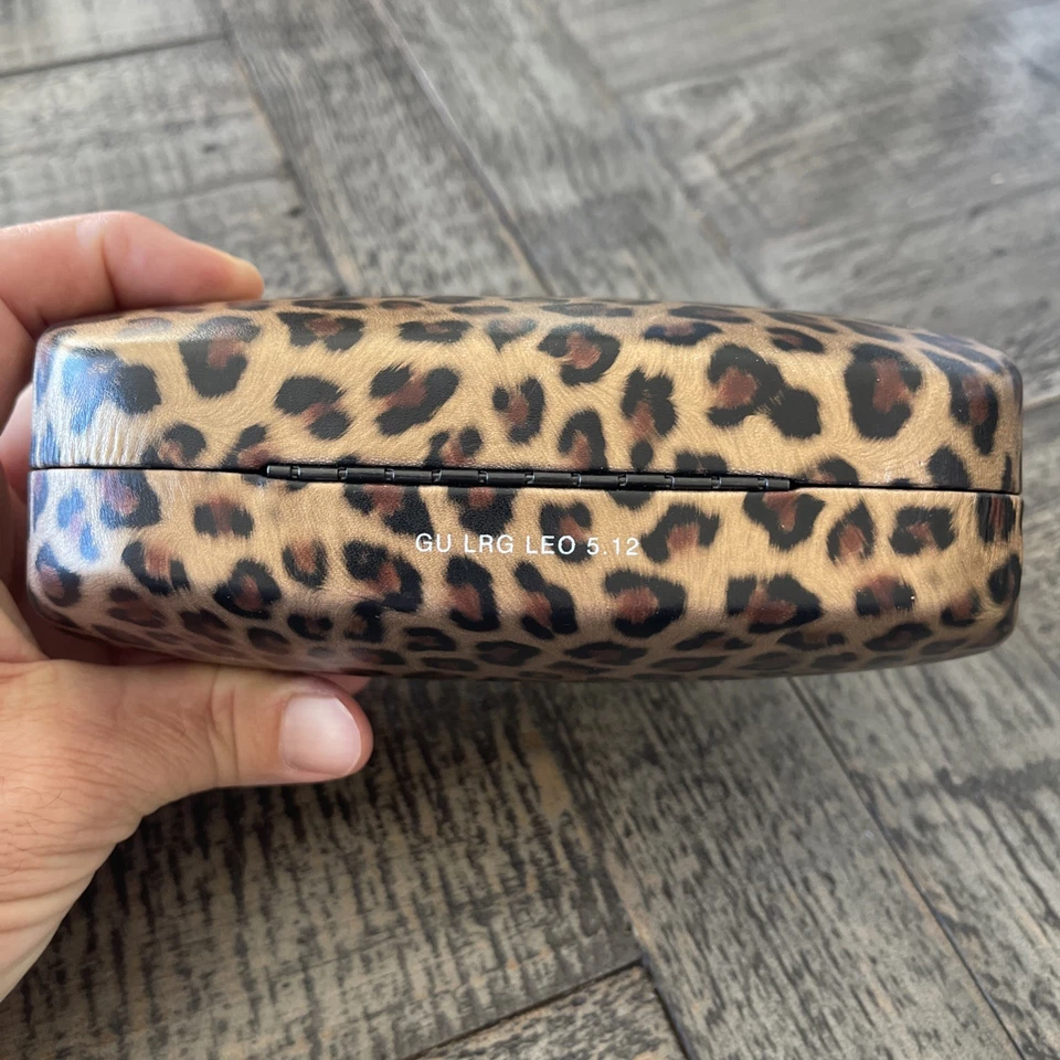Estuche para gafas de sol Guess con estampado animal duro con tela 6,25 x 2,75 Foto 4 de 4