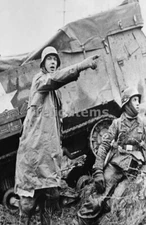 WW2 PICTURE PHOTO GERMAN SOLDIER IN FRONT OF DESTOYED ALLIED CAR 6486