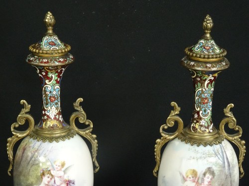 PAIR ANTIQUE 19c SIGNED DALY ORMOLU MOUNTED SEVRES STYLE PORCELAIN CHAMPLEVE URN - Bild 6 von 12