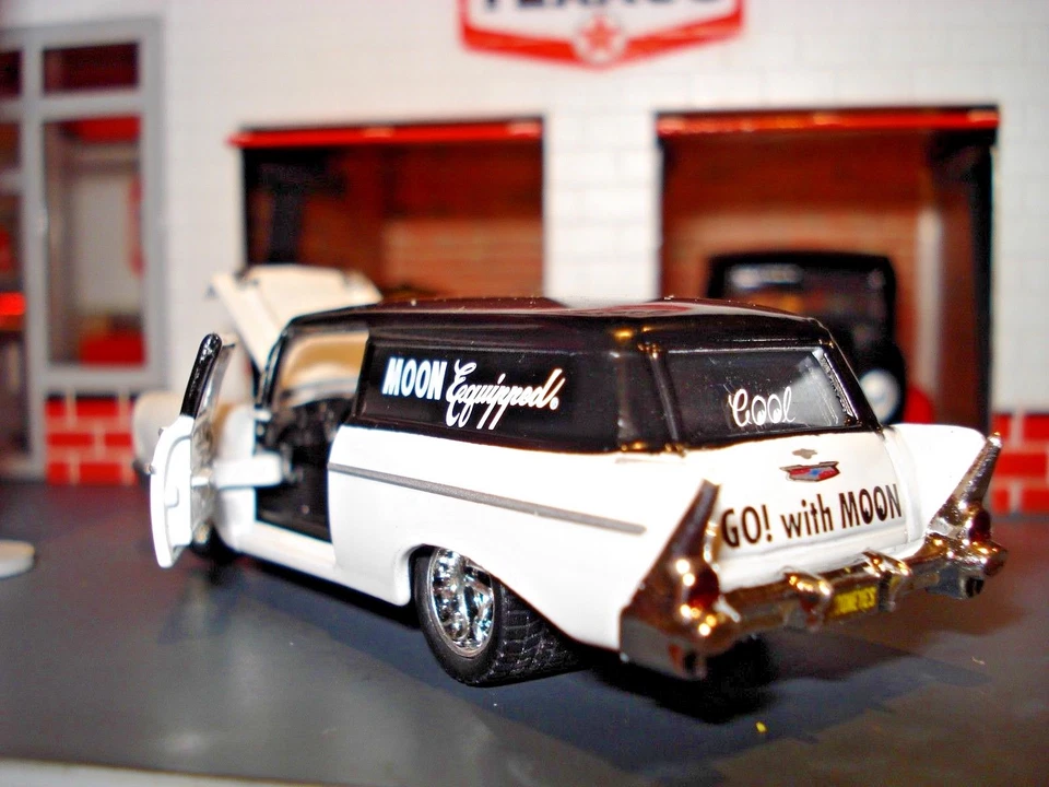 1957 CHEVROLET SEDAN DELIVERY 2 DOOR WAGON LIMITED EDITION 1/64 MOONEYES CUSTOM - Image 4 of 4