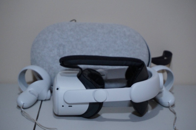 Meta Quest 2 64GB VR Headset & Controllers, Carrying Case, VR Cover, Kiwi Strap