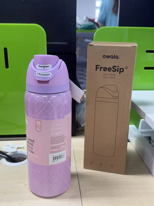 Bottiglia d'acqua Owala Wicked For Good Glinda 32 oz Freesip regalo di Natale nuova in mano - Immagine 3 di 4