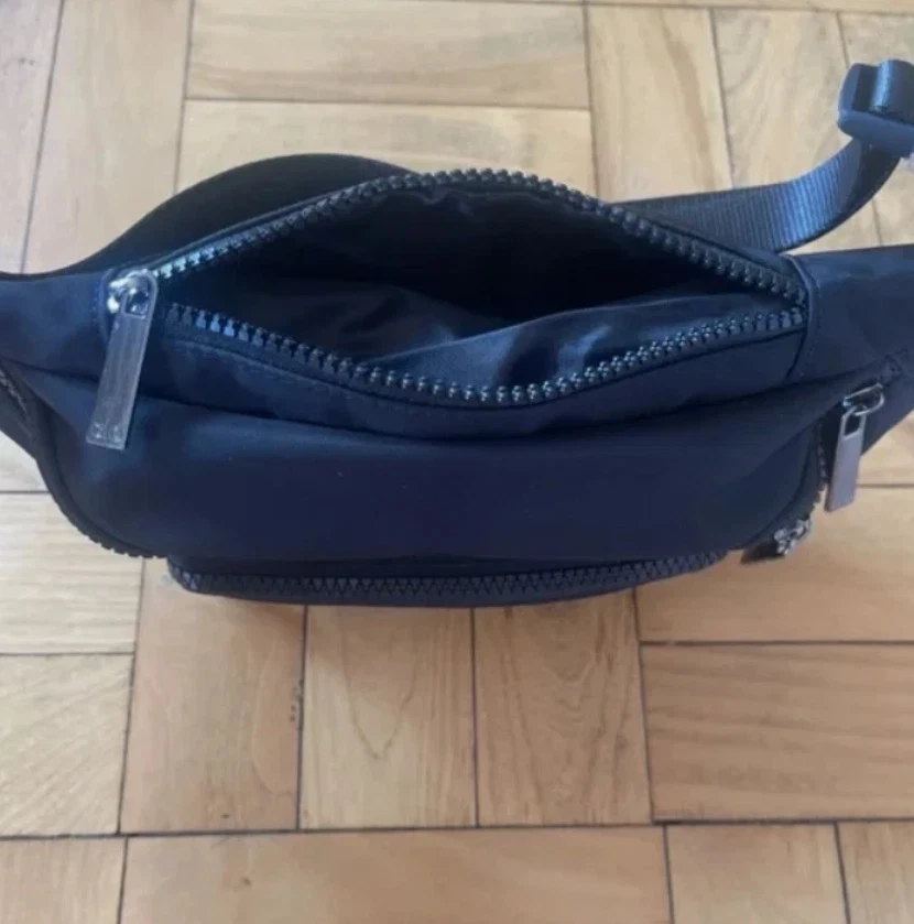 Bolso Cinturón Alo Yoga Explorer - Riñonera Cintura Bandolera Azul Marino Nuevo con Etiquetas Foto 3 de 4