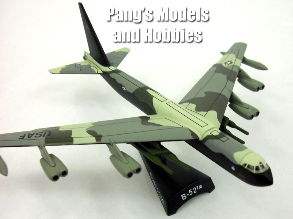 Boeing B-52 (BUFF) Stratofortress Bomber - Camo - 1/300 Scale