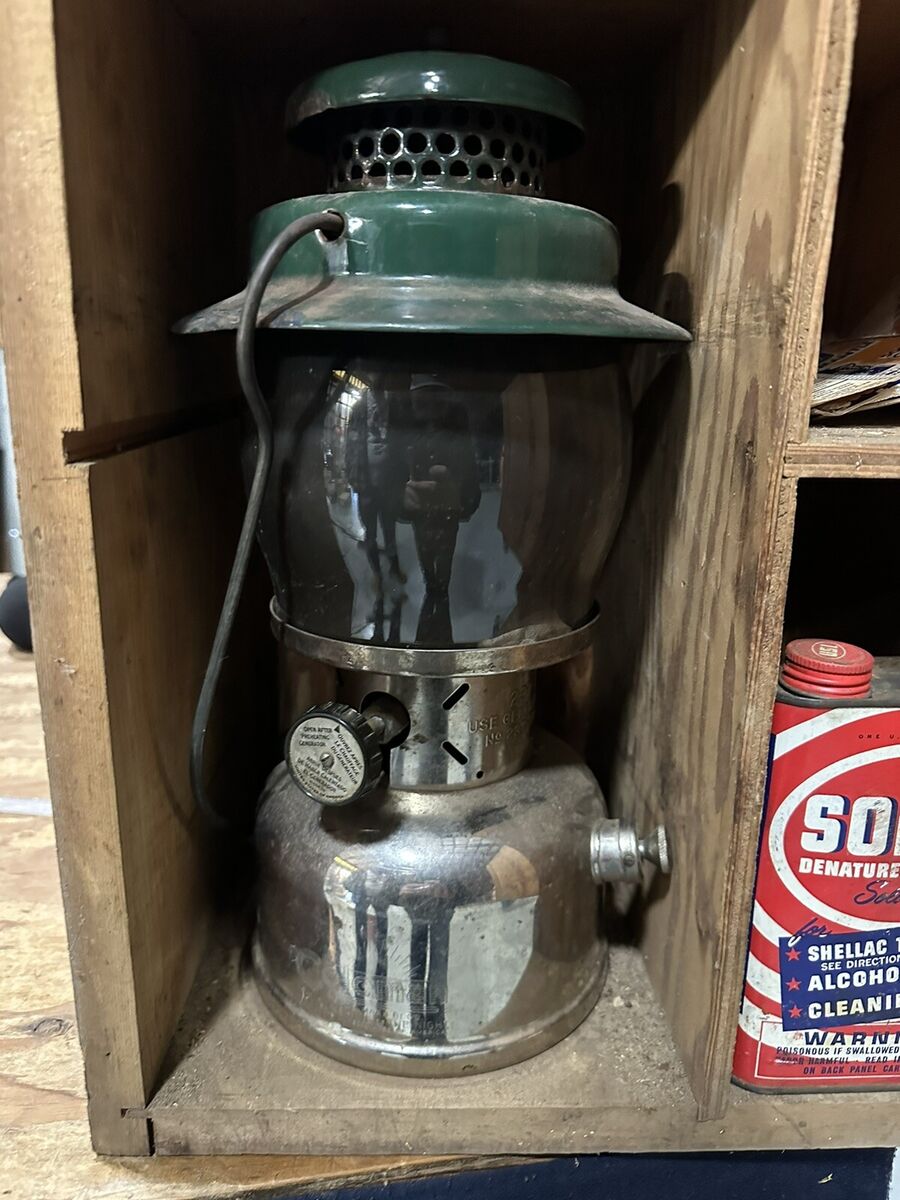 COLEMAN 237 SINGLE MANTLE KEROSENE LANTERN With Globe And COLEMAN 237 SINGLE MANTLE KEROSENE LANTERN With Globe And