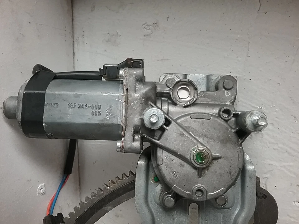 Motor regulador ventana trasera derecha Jaguar Vanden Plas 1998-2003 0 130 821 613 Foto 2 de 4