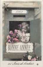 CP SURREALISTE PETITE FILLE ENVOIE BAISER DANS BOITE A LETTRES 1909 ROSES 49327
