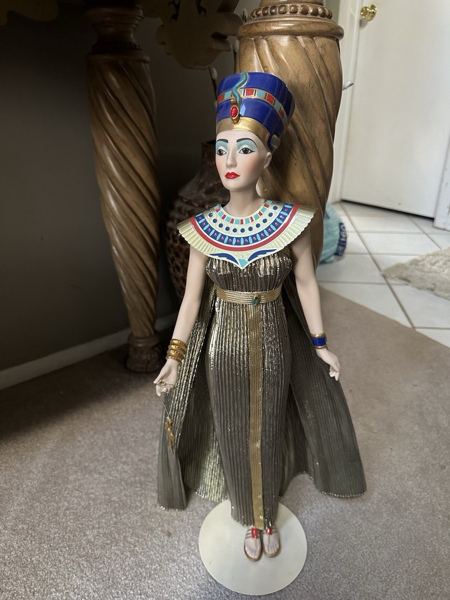 Franklin Mint Nefertiti Egyptian Queen Porcelain Figure Statue
