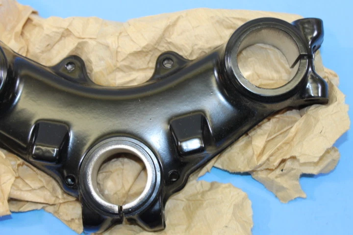 PIEZA DE SOPORTE INFERIOR YAMAHA 1976 YZ100 NOS# 1G8-23345-L0-98 Foto 3 de 4