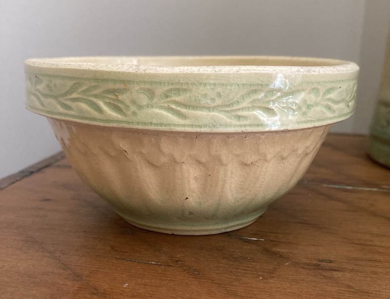 Antique Hull Yellow Ware Green & Cream Gothic & Vine 5 1/2” Bowl