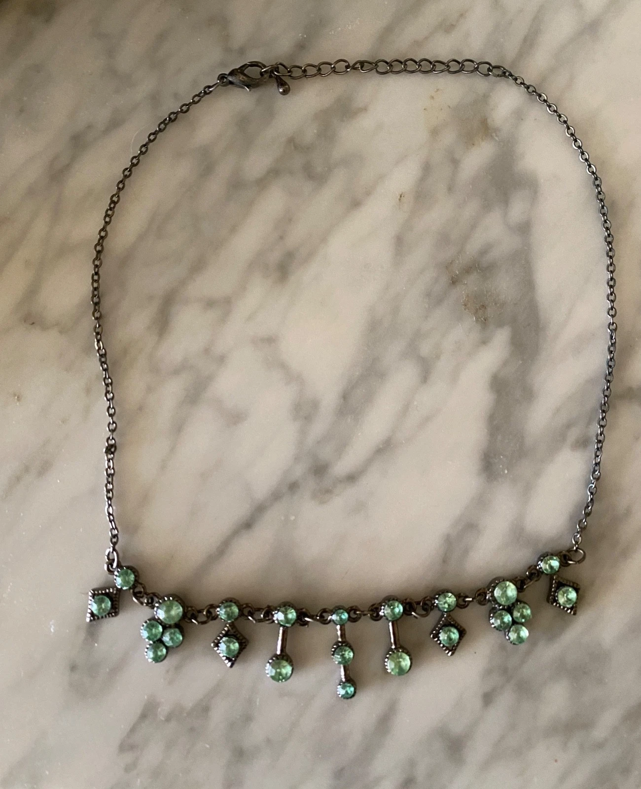 VETEMENTS Collana vittoriana deco verde ~ catena colore argento scuro con gemme pendenti