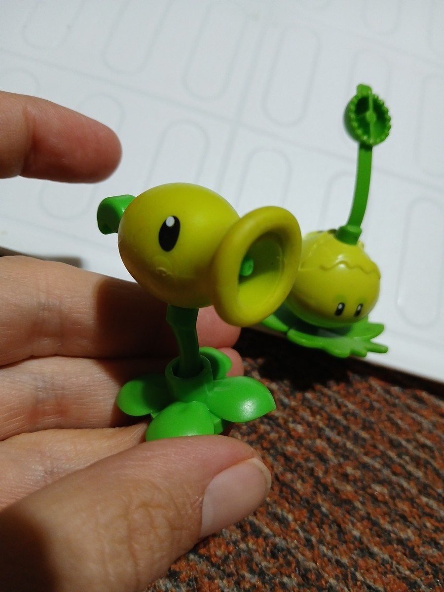 2x K'nex Plants vs Zombies Cabbage-pult & Pea Shooter mystery mini