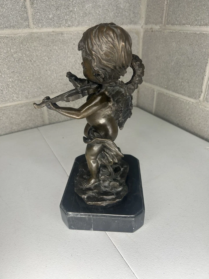 Violín de bronce vintage con base de mármol Foto 3 de 4