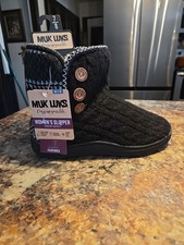 Muk Luks Women's Slippers 7-8 Faux Fur Lining,design On Back,machine Washable