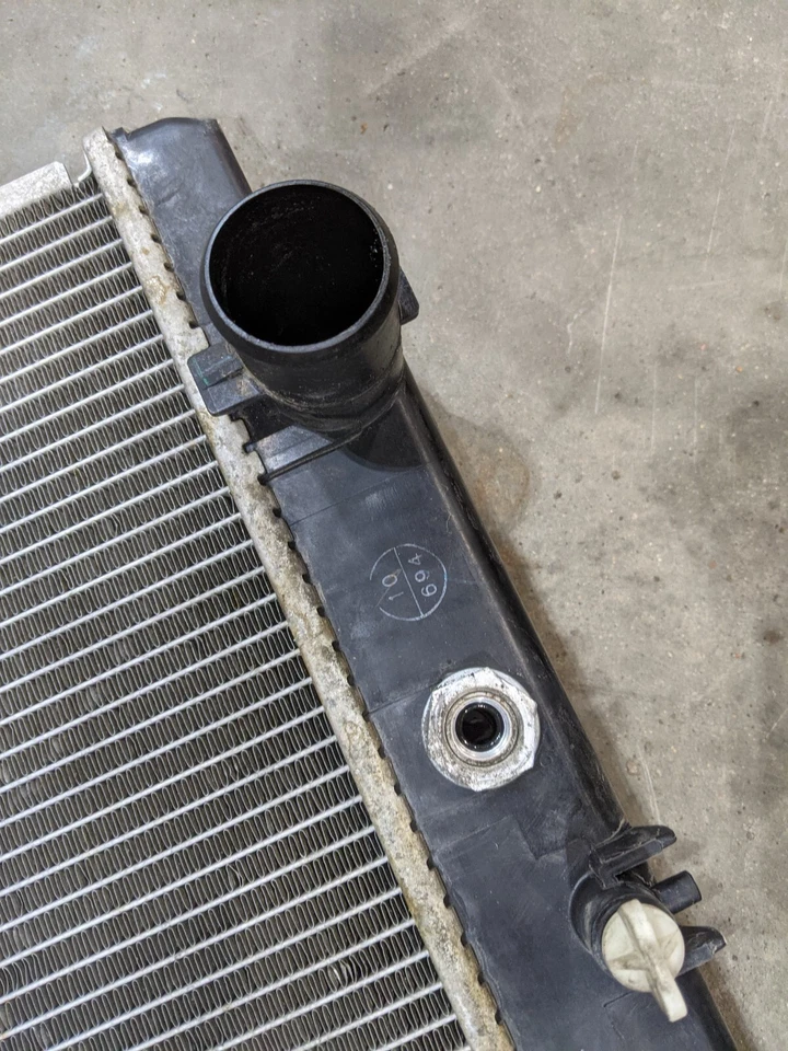 Radiador de refrigeración del motor Lexus LX470 Toyota Land Cruiser 2003-2007 OEM Foto 2 de 4