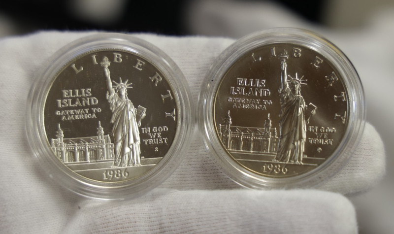 (2) 1986 S  P  US $1 SOL Proof/Unc Commemorative $1