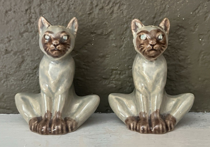 ROSEMEADE POTTERY (North Dakota 1940-1961) SIAMESE CATS SALT AND PEPPER