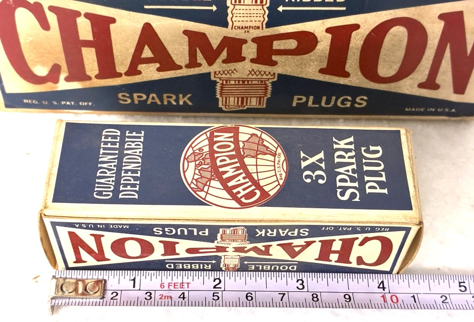 CAJA DE EXHIBICIÓN DE BUJÍAS CHAMPION VINTAGE, ENCIMERA, 3X, MODELO FORD A&B, HÉLICE, REGALO:) Foto 4 de 4