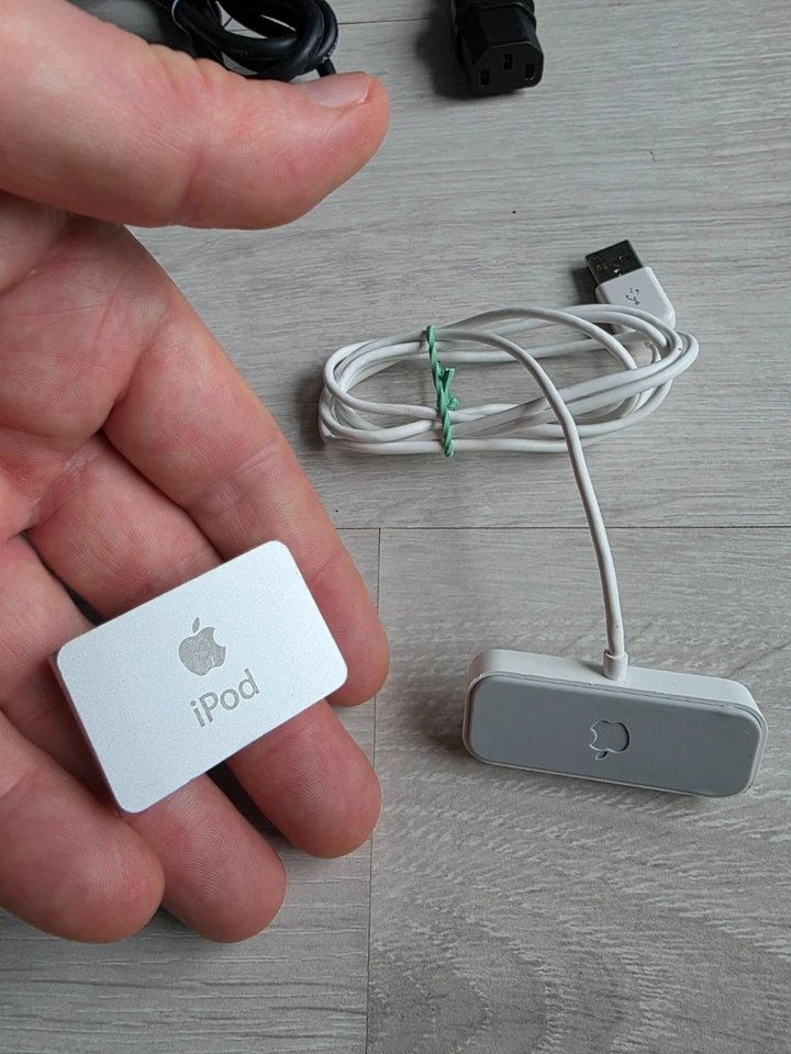 Apple iPod Shuffle 2nd Generation 1 GB Silver - Imagen 3 de 3