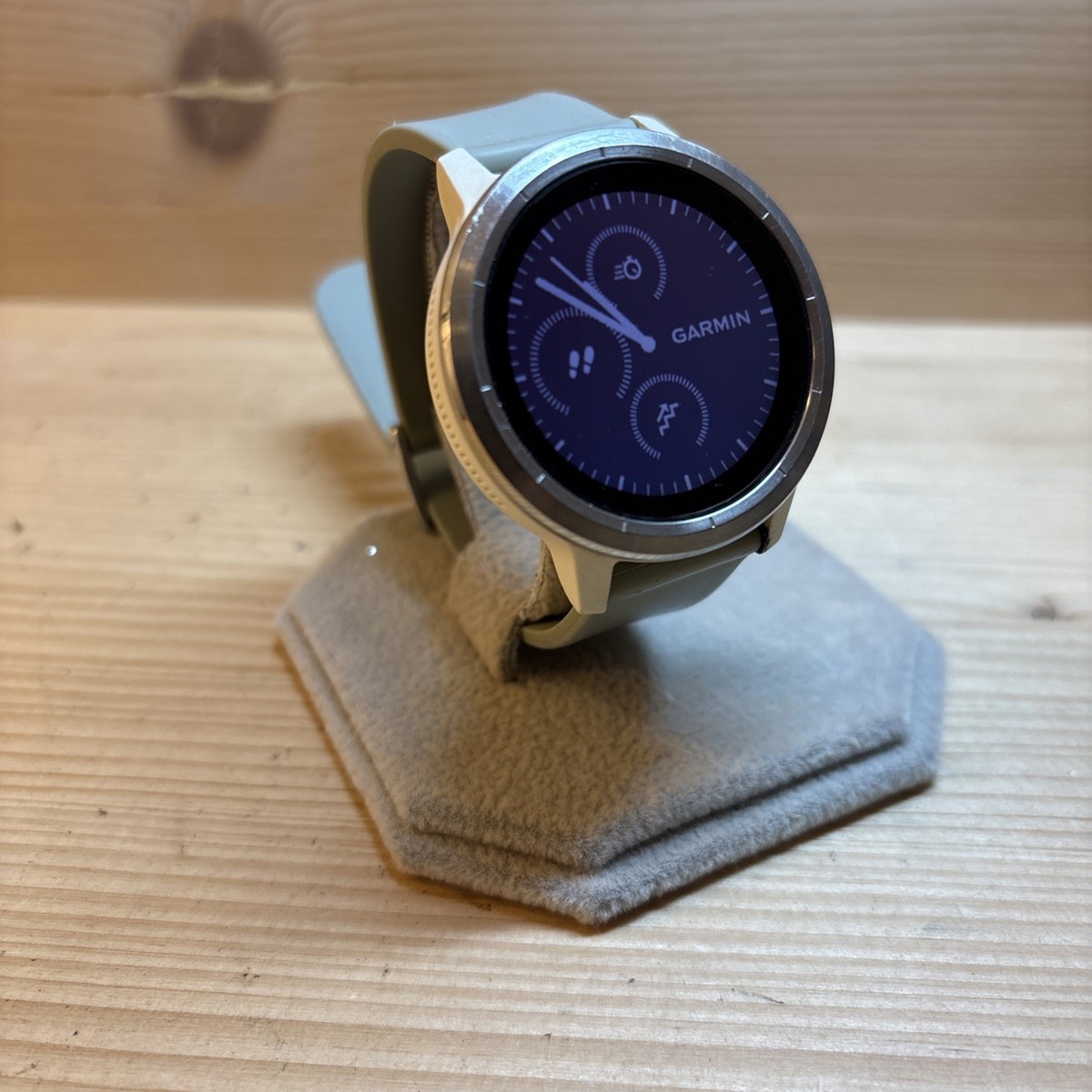 Pre-Owned Garmin Vivoactive GPS Smartwatch Silver And White