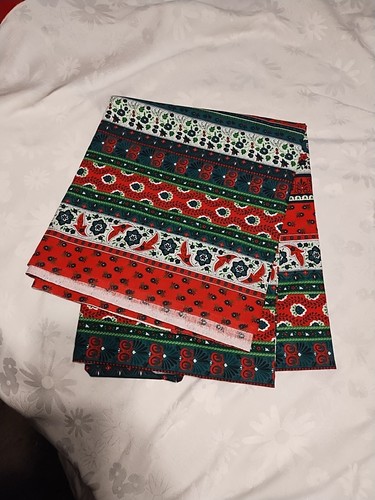 Vintage Christmas Tablecloth Stylized Floral Green Red 58.5 X 88 - Picture 3 of 9