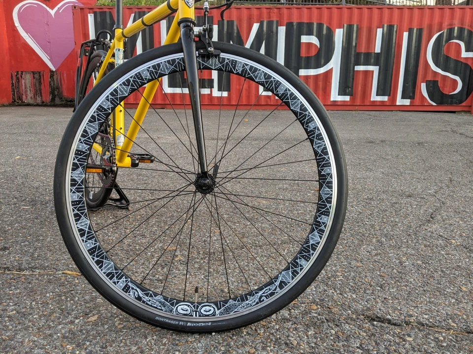 手绘 700c 前轮适用于 Fixie、轨道、单速和公路自行车 — 第 3/4 张图片