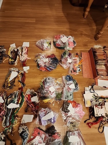 Vintage LOT OF 1900 DMC CROSS STICH FLOSS, THREADS + EXTRAS LOT OF NEW AND USED - Bild 4 von 24
