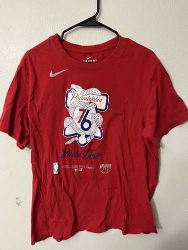 Nike Tee Philadelphia 76ers "Phila Unite" 2019 NBA Playoffs T-Shirt Rot Gr. L