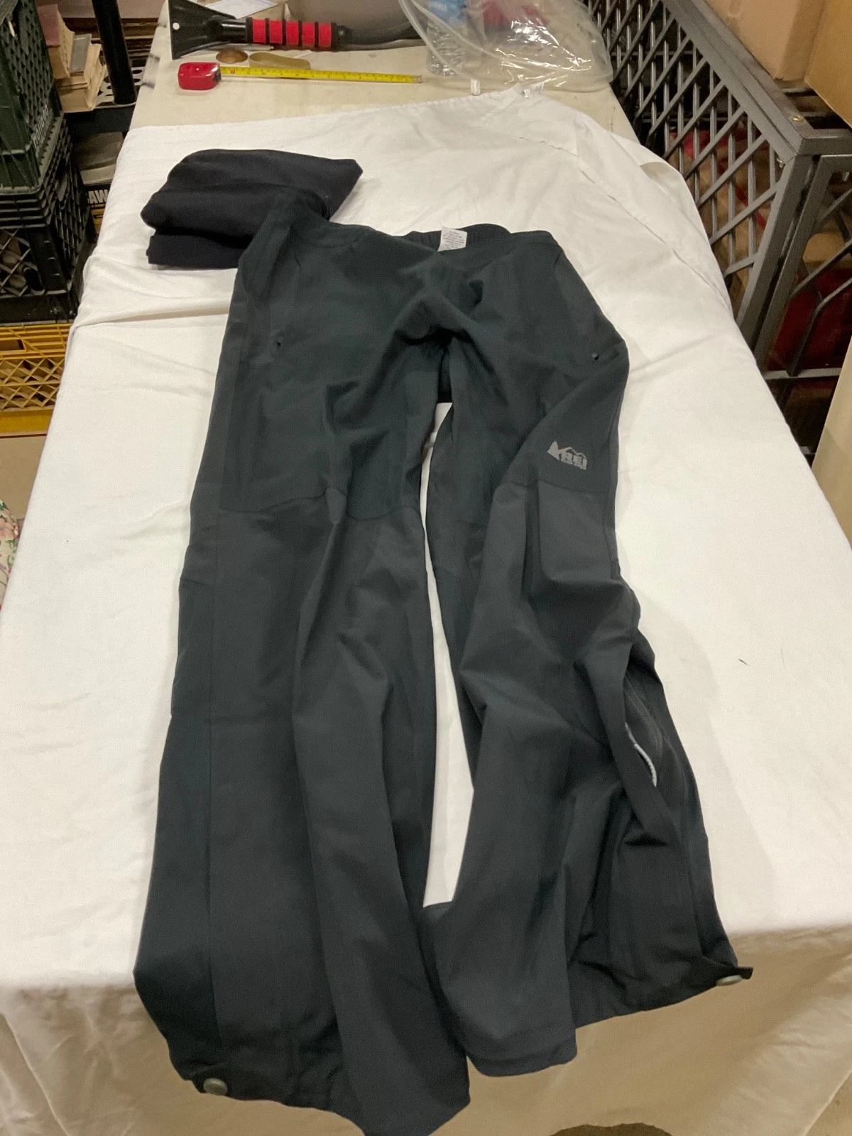 REA CO-OP PANTS. RAIN PANTS. SIZE M. ZIPPER AND PULL STRINGS
Opens in a new window or tab