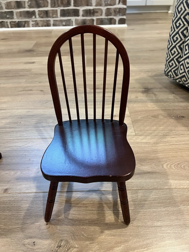 Juego de muebles de muñeca vintage de caoba incluye una mesa y dos sillas. Foto 2 de 4
