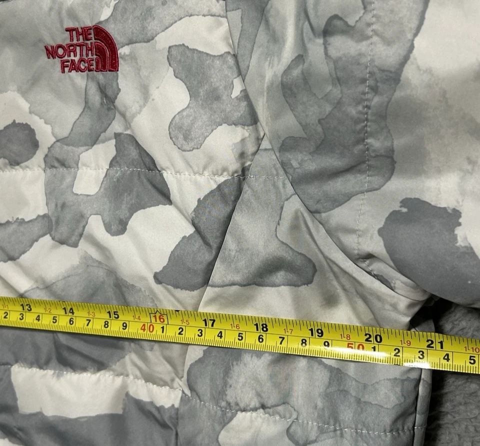 Chaqueta North Face Puffer Gris y Rosa Camuflada Bolsillos con Cremallera Mujer’s Talla Pequeña Foto 3 de 4