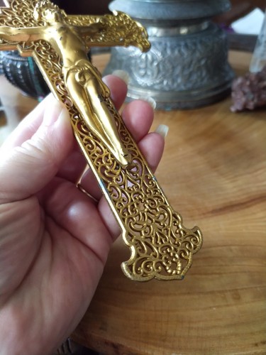Croce crocifisso vintage in metallo filigranato dipinto oro. Christian - Foto 5 di 8