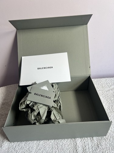 Leere Balenciaga Box 35 x 25 x 10 cm mit Markenpapier Tissue & Rezeptmappe - Bild 5 von 9
