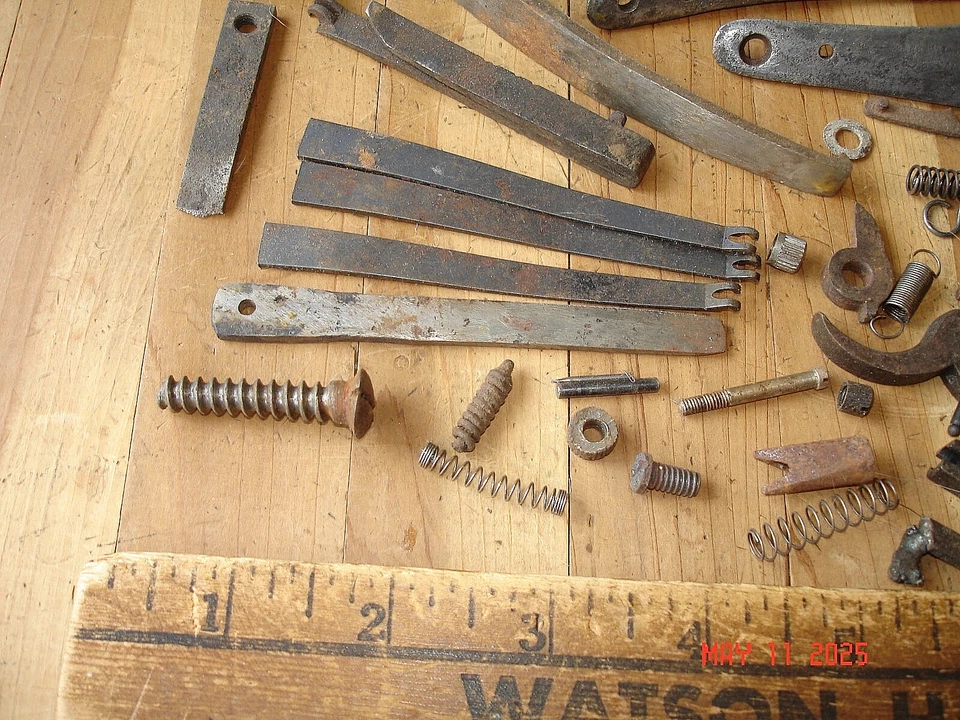 LOT ANTIQUE VINTAGE WINCHESTER? GUN RIFLE SAVAGE? PARTS PIECES TRIGGER SCREWS - Image 3 of 4