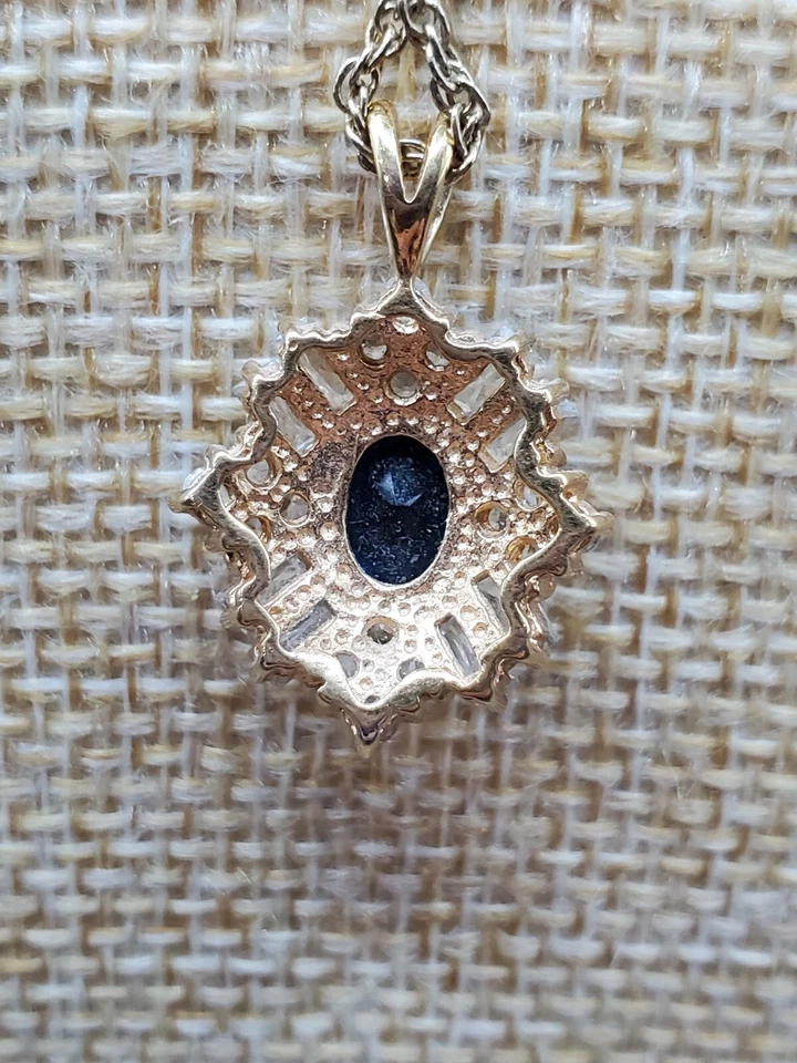 Pedras CZ na borda com safira falsa no meio em corrente tom dourado 18 polegadas  - Imagem 3 de 4