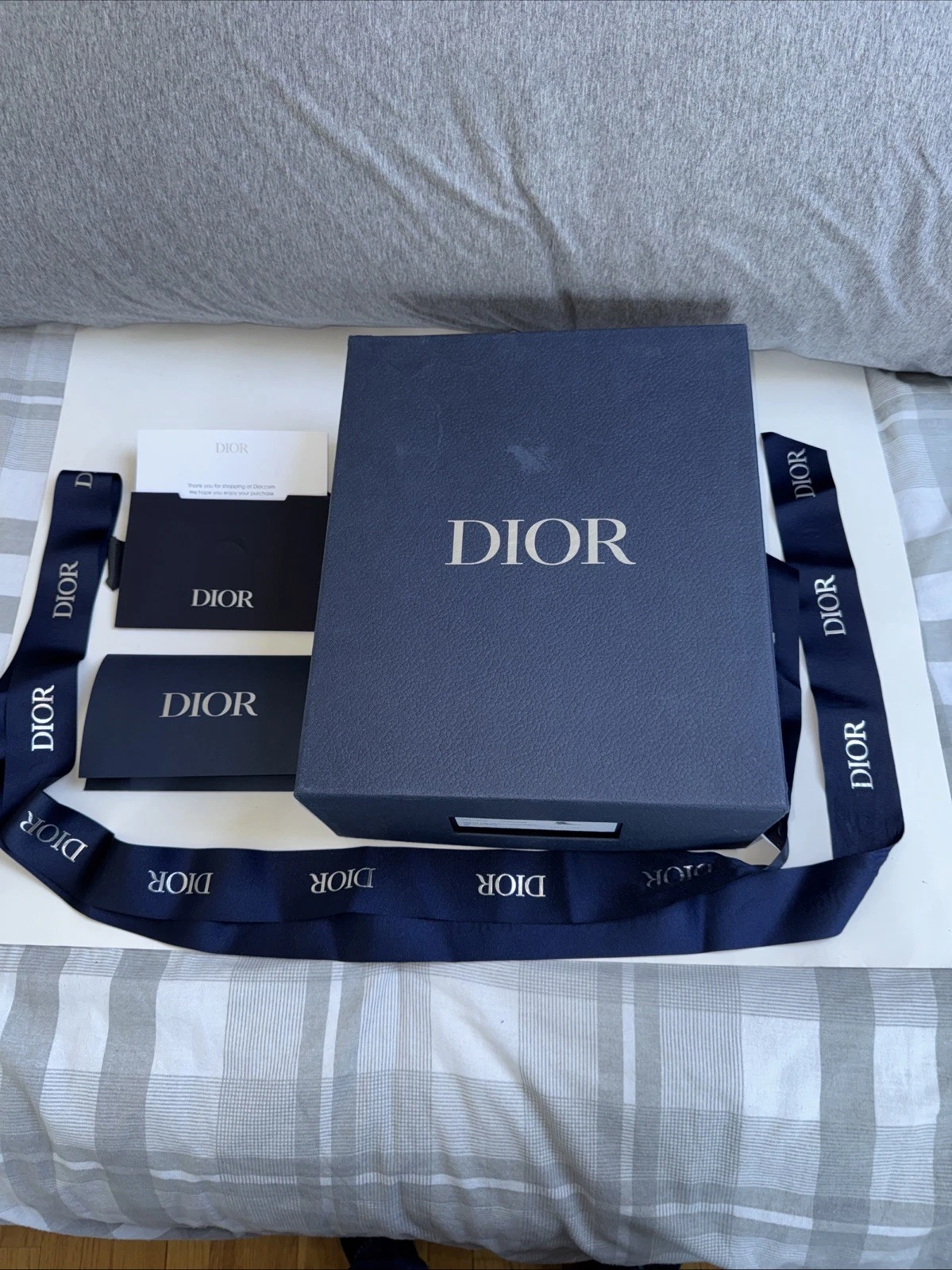 Boite à chaussures vide Dior bleu marine avec ruban, cartes