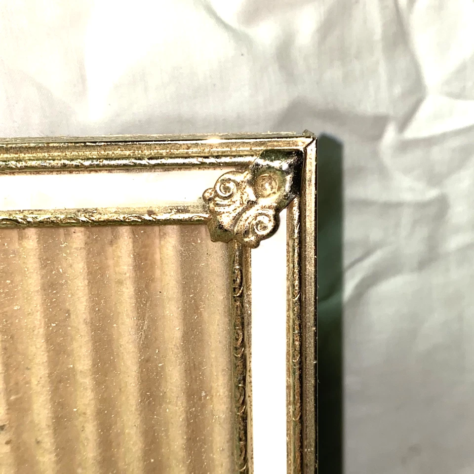 Marco de fotos vintage 8x10" latón dorado madreperla en relieve ornamentado con vidrio Foto 4 de 4