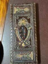 LEDERBUCHEINBAND FÜR BRÜCKENPARTITUR, KARTENSPIEL, VERZIERT HANDGENÄHT, HANDWERKZEUG