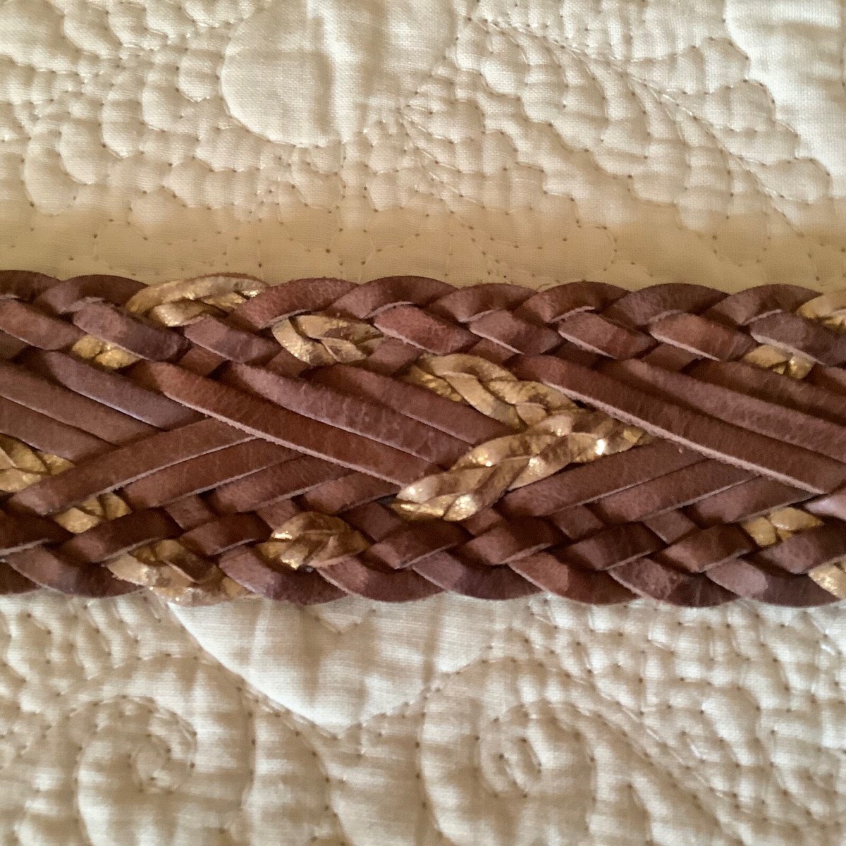 NINE WEST EXCELLENT CONDITION WOMAN TAUPE/GOLD WOVEN LEATHER 