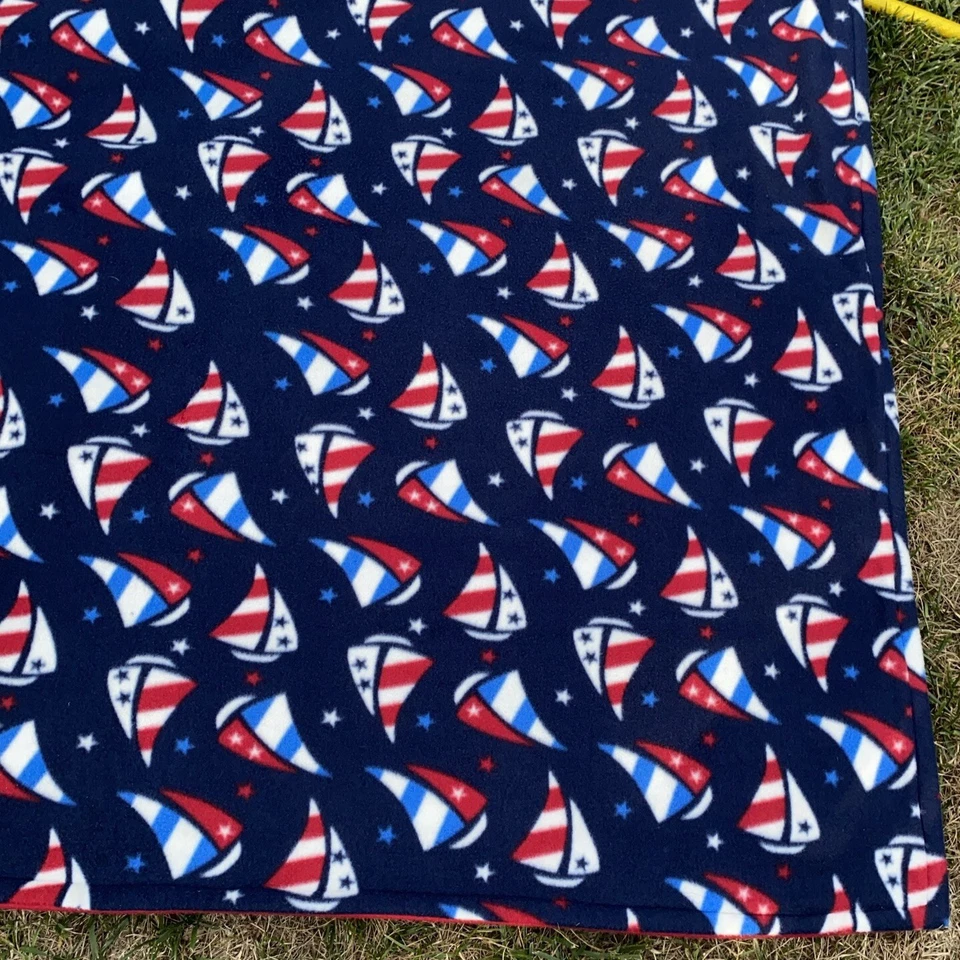 Lanzar VELEROS ROJOS BLANCOS Y AZULES SOBRE FONDO AZUL MARINO TELA POLAR Otra Raya Lateral Foto 2 de 4