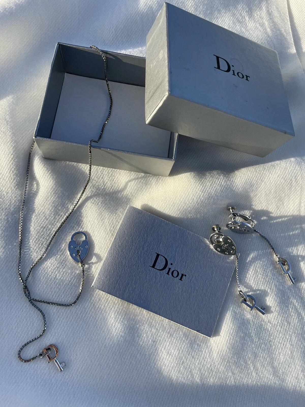Ensemble de boucles d'oreilles et de colliers clés Christian Dior authentiques clés serrure cœur