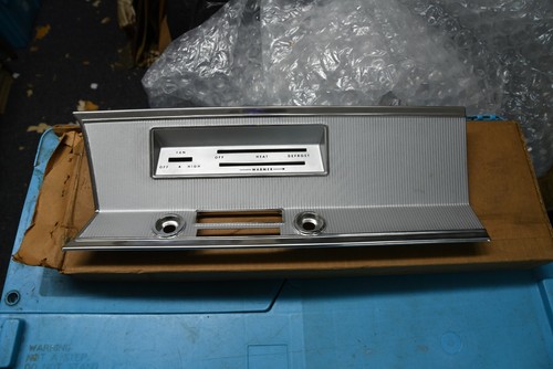 Nuevo de Lote Antiguo Mopar 1967 Plymouth Valiant Signet calentador y radio bisel